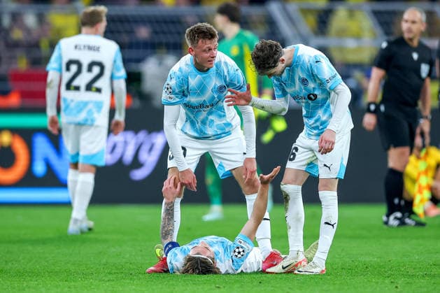 10.12.2025, Fußball, UEFA Champions League, Borussia Dortmund - FK Bodö Glimt, BVB Stadion, 5. Spieltag, Saison 2025 2026: Glücklich unt erleichtert stehen ag30 und Hakon Evjen (Bodo Glimt 26) neben Patrick Berg (Bodo Glimt 07) nach dem 2:2 Endstand auf dem Spielfeld Freude Abschlussjubel Regulations prohibit any use of photographs as image sequences and or quasi-video. Nordrhein-Westfalen Deutschland