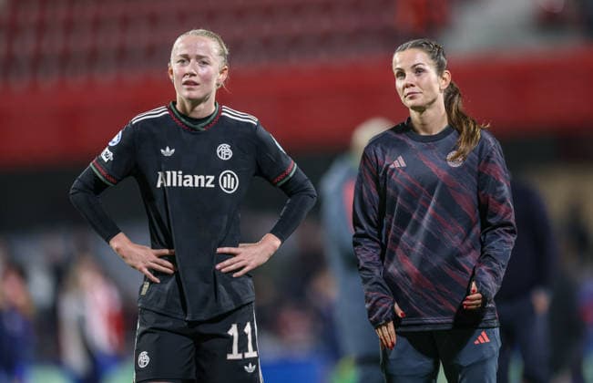 ESP, Madrid, Atletico Madrid vs FC Bayern München, Women s Champions League, Fussball, UEFA, Spielzeit 2025 2026, Centro Deportivo Wanda Alcala de Henares, 5. Spieltag im Bild: Enttäuschung und Frust bei FC Bayern München Frauen nach dem 2:2 nach Toren in Madrid gegen Atletico, Lea Schüller (Bayern München 11), Tuva Hansen (Bayern München 6) DFB DFL REGULATIONS PROHIBIT ANY USE OF PHOTOGRAPHS AS IMAGE SEQUENCES AND OR QUASI-VIDEO, 10.12.2025 Copyright: HMBxMedia HendrikxHamelau