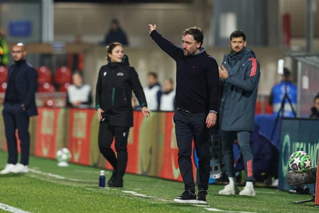 December 10, 2025, Alcala De Henares, Madrid, Spain: Jose Barcala, head coach of Bayern Munchen, gestures during the UEFA Women s Champions League match between Atletico de Madrid and Bayern Munchen at Centro Deportivo Wanda, on December 10, in Alcala de Henares, Madrid, Spain. Alcala De Henares Spain - ZUMAa181 20251210_zaa_a181_286 Copyright: xIrinaxR.xHipolitox