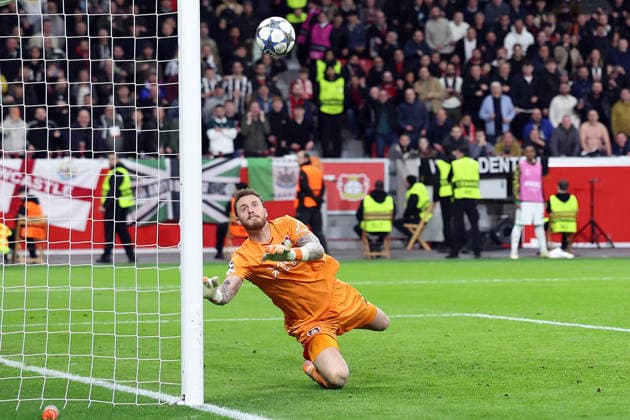 10.12.2025, xrekx, Fussball UEFA Champions League, Bayer 04 Leverkusen - Newcastle United v.l. Mark Flekken (Bayer 04 Leverkusen) (DFL DFB REGULATIONS PROHIBIT ANY USE OF PHOTOGRAPHS as IMAGE SEQUENCES and or QUASI-VIDEO) Leverkusen