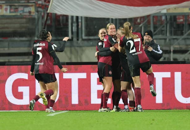 10.12.2025 - Fussball - Saison 2025 2026 - 1. Frauen - Fussball - Bundesliga - 11. Spieltag: 1. FC Nürnberg FCN ( Club ) - SG Eintracht Frankfurt SGE - Sportfoto Zink DaMa - xdaxmax - Jubel Freude Torjubel nach Tor zum 4:1 - Jacqueline Baumgärtel Baumgaertel (20, 1. FC Nürnberg FCN ) und Mannschaft Team jubelt freut sich - Torschütze: Jacqueline Baumgärtel Baumgaertel (20, 1. FC Nürnberg FCN )