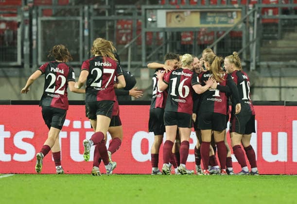 10.12.2025 - Fussball - Saison 2025 2026 - 1. Frauen - Fussball - Bundesliga - 11. Spieltag: 1. FC Nürnberg FCN ( Club ) - SG Eintracht Frankfurt SGE - Sportfoto Zink DaMa - xdaxmax - Jubel Freude Torjubel nach Tor zum 5:2 - Nastassja Lein (24, 1. FC Nürnberg FCN ) und Mannschaft Team jubelt freut sich - Torschütze: Nastassja Lein (24, 1. FC Nürnberg FCN )