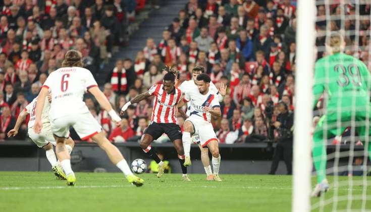 Athletic Club v Paris Saint-Germain - UEFA Champions League 2025 26 League Phase MD1 Athletic Club v Paris Saint-Germain PSG - UEFA Champions Nicholas Williams Arthuer (Athletic Club) and Warren Zaire-Emery (Paris Saint-Germain) battle for the ball, Credit:Juan Lazkano Avalon Spain, Basque Country, Bilbao, San Mames  Copyright: xJuanxLazkanox xAvalonx 1058255706