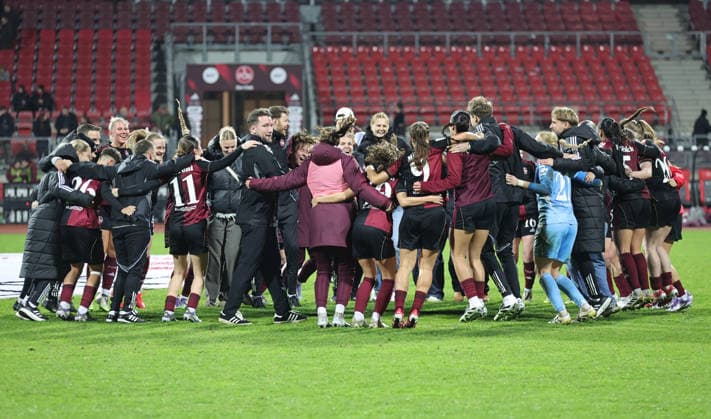 10.12.2025 - Fussball - Saison 2025 2026 - 1. Frauen - Fussball - Bundesliga - 11. Spieltag: 1. FC Nürnberg FCN ( Club ) - SG Eintracht Frankfurt SGE - Sportfoto Zink DaMa - xdaxmax - Jubel Freude nach Spielende - Thomas Oostendorp ( Trainer 1. FC Nürnberg FCN ) und Mannschaft Team des FCN jubelt freut sich Freude nach Spielende