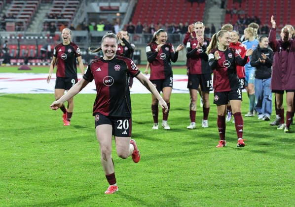 10.12.2025 - Fussball - Saison 2025 2026 - 1. Frauen - Fussball - Bundesliga - 11. Spieltag: 1. FC Nürnberg FCN ( Club ) - SG Eintracht Frankfurt SGE - Sportfoto Zink DaMa - xdaxmax - Jubel Freude nach Spielende - Jacqueline Baumgärtel Baumgaertel (20, 1. FC Nürnberg FCN ) und Mannschaft Team des FCN jubelt freut sich Freude nach Spielende