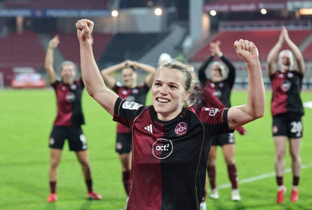 10.12.2025 - Fussball - Saison 2025 2026 - 1. Frauen - Fussball - Bundesliga - 11. Spieltag: 1. FC Nürnberg FCN ( Club ) - SG Eintracht Frankfurt SGE - Sportfoto Zink DaMa - xdaxmax - Jubel Freude nach Spielende - Nastassja Lein (24, 1. FC Nürnberg FCN ) und Mannschaft Team jubeln freuen sich