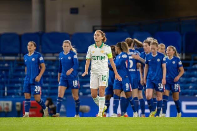 A dejected Manuela Giugliano (10 Roma) walks past the Chelsea goal celebrations during the match between Chelsea and Roma in the UEFA Women s Champions League - League Stage at Stamford Bridge, London, England on Wednesday 10th December 2025. Copyright: xClairexJeffreyx xSPPx Sportspressphoto_SPR72758