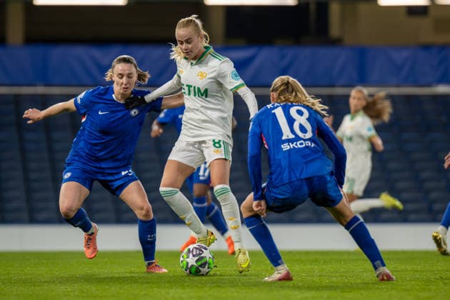 Kathrine Moller Kuhl (8 Roma) is under pressure from Niamh Charles (21 Chelsea) and Wieke Kaptein (18 Chelsea) during the match between Chelsea and Roma in the UEFA Women s Champions League - League Stage at Stamford Bridge, London, England on Wednesday 10th December 2025. Copyright: xClairexJeffreyx xSPPx Sportspressphoto_SPR72768