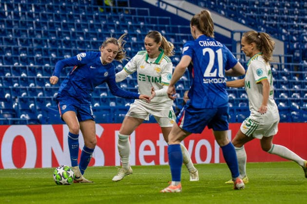 Wieke Kaptein (18 Chelsea) is under pressure from Winonah Heatley (4 Roma) during the match between Chelsea and Roma in the UEFA Women s Champions League - League Stage at Stamford Bridge, London, England on Wednesday 10th December 2025. Copyright: xClairexJeffreyx xSPPx Sportspressphoto_SPR72776