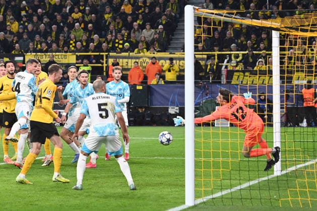 Torwart Nikita HAIKIN (FK Bodoe Glimt, Bodö Glimt) pariert eine Torchance Fussball UEFA Champions League Gruppenphase 6. Spieltag, matchday6, Borussia Dortmund (DO) - FK Bodoe Glimt 2-2 am 10.12.2025 in Dortmund Deutschland. UEFA regulations prohibit any use of photographs as image sequences and or quasi-video Â