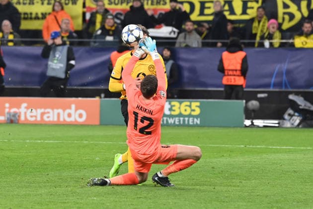 Torwart Nikita HAIKIN (FK Bodoe Glimt, Bodö Glimt) pariert eine Torchance von FABIO SILVA (DO) Aktion, Zweikampf, Fussball UEFA Champions League Gruppenphase 6. Spieltag, matchday6, Borussia Dortmund (DO) - FK Bodoe Glimt 2-2 am 10.12.2025 in Dortmund Deutschland. UEFA regulations prohibit any use of photographs as image sequences and or quasi-video Â