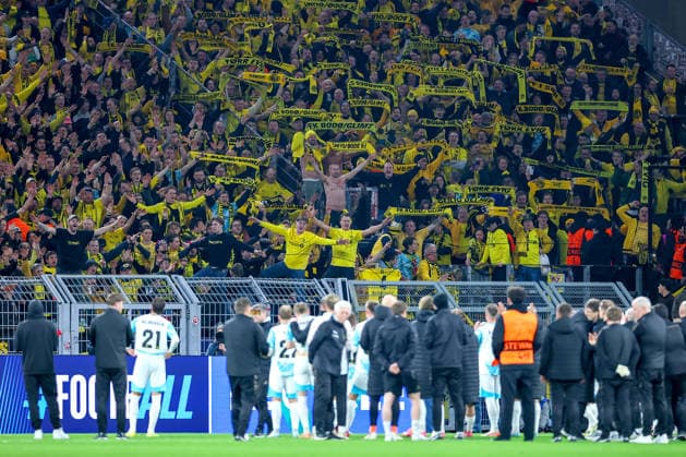 10.12.2025, Fußball, UEFA Champions League, Borussia Dortmund - FK Bodö Glimt, BVB Stadion, 5. Spieltag, Saison 2025 2026: Die Fans im Gästeblock feiern die Mannschaft Regulations prohibit any use of photographs as image sequences and or quasi-video. Nordrhein-Westfalen Deutschland