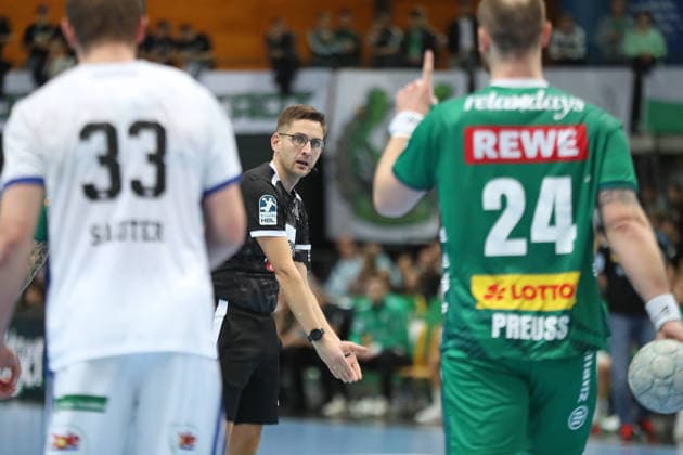 Handball DAIKIN HBL, SC DHfK Leipzig - HSV Hamburg; 10.12.2025 Schiedsrichter Sascha Standke. Handball, DAIKIN HBL, 1. Bundesliga, Saison 2025 2026, 16. Spieltag: SC DHfK Leipzig vs. Handball Verein Hamburg am 10.12.2025 in der Quarterback Immobilien Arena Leipzig. Copyright: xBEAUTIFULxSPORTS JanxKaeferx