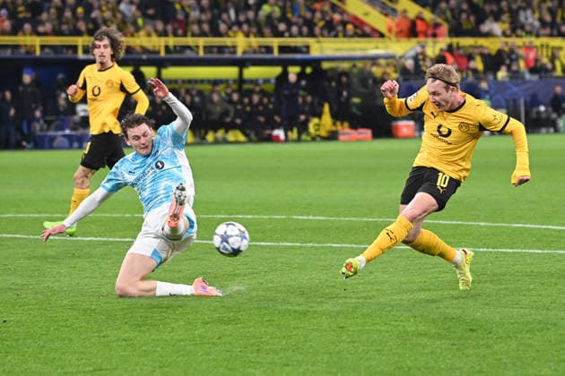 Julian BRANDT (DO) schiesst das Tor zum 1-0 Fussball UEFA Champions League Gruppenphase 6. Spieltag, matchday6, Borussia Dortmund (DO) - FK Bodoe Glimt am 10.12.2025 in Dortmund Deutschland. UEFA regulations prohibit any use of photographs as image sequences and or quasi-video Â