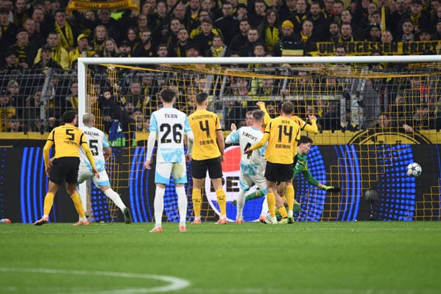 Haitam ALEESAMI (FK Bodoe Glimt, Bodö Glimt) erzielt das Tor zum 1-1, Fussball UEFA Champions League Gruppenphase 6. Spieltag, matchday6, Borussia Dortmund (DO) - FK Bodoe Glimt 2-2 am 10.12.2025 in Dortmund Deutschland. UEFA regulations prohibit any use of photographs as image sequences and or quasi-video Â