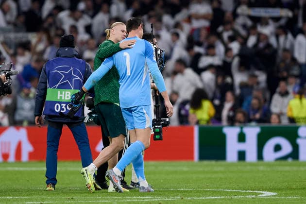 December 10, 2025, Madrid, Madrid, Spain: Thibaut Courtois of Real Madrid CF and Erling Haaland of Manchester City FC during the UEFA Champions League football match between Real Madrid CF and Manchester City FC at Santiago Bernabeu Stadium in Madrid, Spain, december 10, 2025 Madrid Spain - ZUMAa206 20251210_zsp_a206_107 Copyright: xRubenxAlbarranx