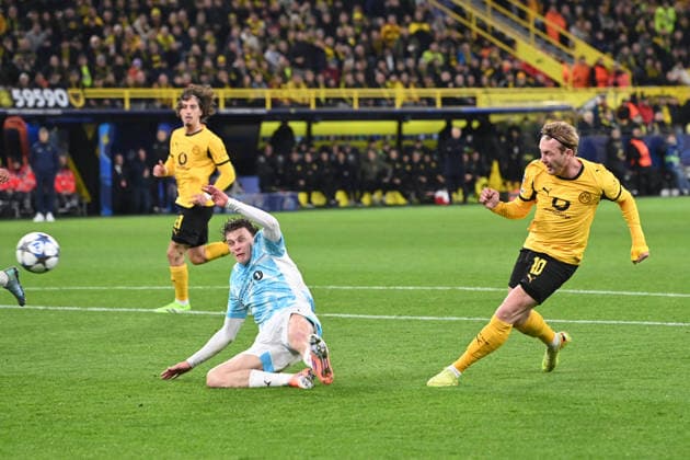 Julian BRANDT (DO) schiesst das Tor zum 1-0 Fussball UEFA Champions League Gruppenphase 6. Spieltag, matchday6, Borussia Dortmund (DO) - FK Bodoe Glimt 2-2 am 10.12.2025 in Dortmund Deutschland. UEFA regulations prohibit any use of photographs as image sequences and or quasi-video Â