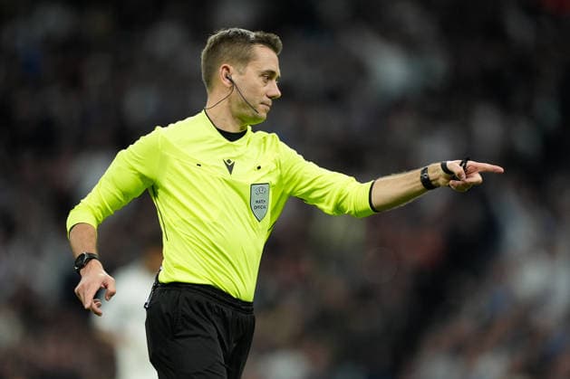 Real Madrid - Manchester City - UEFA Champions League Referee ClÃ ment Turpin is seen during the UEFA Champions League match between Real Madrid CF and Manchester City at the Santiago BernabÃ u on December 10, 2025 in Madrid, Spain. Madrid Madrid Spain Copyright: xGokhanxTanerx