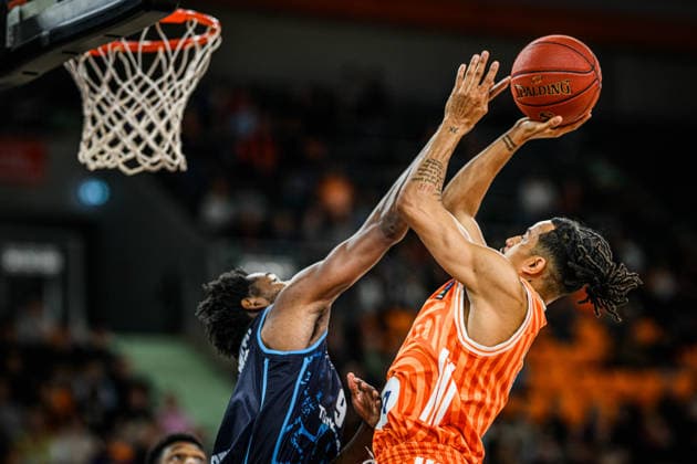 Jaleen Smith (Turk Telekom Ankara) und Nelson Weidemann (ratiopharm ulm) battle for the ball during the Basketball Eurocup match between ratiopharm ulm and Turk Telekom Ankara at ratiopharm Arena on December 10, 2025 in Neu-Ulm, Germany. (Photo by Harry Langer DeFodi Images)