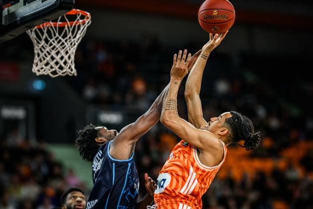 Jaleen Smith (Turk Telekom Ankara) und Nelson Weidemann (ratiopharm ulm) battle for the ball during the Basketball Eurocup match between ratiopharm ulm and Turk Telekom Ankara at ratiopharm Arena on December 10, 2025 in Neu-Ulm, Germany. (Photo by Harry Langer DeFodi Images)