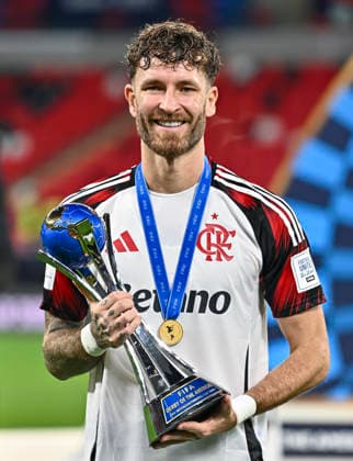 Cruz Azul v CR Flamengo - FIFA Derby of the Americas 2025: FIFA Intercontinental Cup Leo Pereira of Flamengo lift the trophy after winning the FIFA Derby of the Americas 2025: FIFA Intercontinental Cup, match between Mexico s Cruz Azul and Brazil s CR Flamengo at Ahmad Bin Ali Stadium in Al-Rayyan, Qatar, on December 10, 2025. DOHA Qatar Copyright: xNOUSHADxTHEKKAYILx