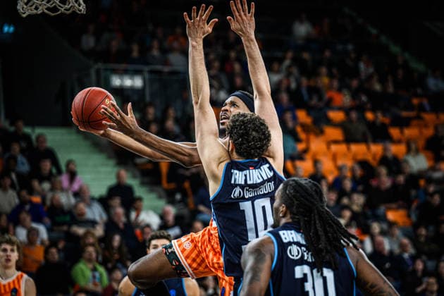 Justin Simon (ratiopharm ulm), Uros Trifunovic (Turk Telekom Ankara) und Kris Bankston (Turk Telekom Ankara) battle for the ball during the Basketball Eurocup match between ratiopharm ulm and Turk Telekom Ankara at ratiopharm Arena on December 10, 2025 in Neu-Ulm, Germany. (Photo by Harry Langer DeFodi Images)