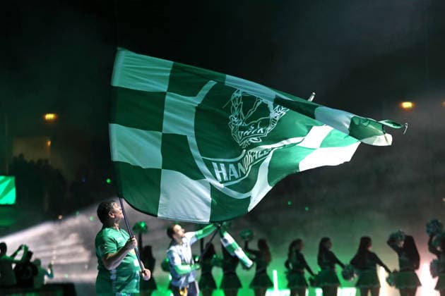 Handball DAIKIN HBL, SC DHfK Leipzig - HSV Hamburg; 10.12.2025 Eine Fahne mit dem Wappen des SC DHfK Leipzig wird geschwenkt. Handball, DAIKIN HBL, 1. Bundesliga, Saison 2025 2026, 16. Spieltag: SC DHfK Leipzig vs. Handball Verein Hamburg am 10.12.2025 in der Quarterback Immobilien Arena Leipzig. Copyright: xBEAUTIFULxSPORTS JanxKaeferx