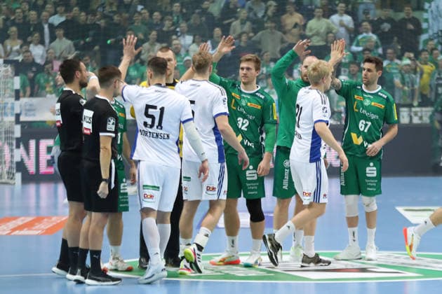 Handball DAIKIN HBL, SC DHfK Leipzig - HSV Hamburg; 10.12.2025 Franz Semper (32, SC DHfK Leipzig), Dean Bombac (67, SC DHfK Leipzig) und ihr Team bei der Begrüßung des Hamburger Teams auf dem Spielfeld. Handball, DAIKIN HBL, 1. Bundesliga, Saison 2025 2026, 16. Spieltag: SC DHfK Leipzig vs. Handball Verein Hamburg am 10.12.2025 in der Quarterback Immobilien Arena Leipzig. Copyright: xBEAUTIFULxSPORTS JanxKaeferx