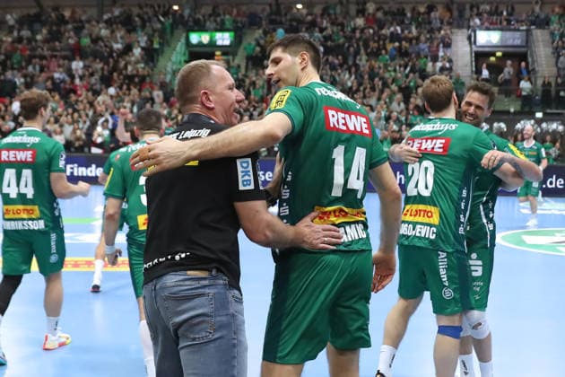 Handball DAIKIN HBL, SC DHfK Leipzig - HSV Hamburg; 10.12.2025 Sieges-Jubel bei Cheftrainer Frank Carstens (SC DHfK Leipzig) und Marko Mamic (14, SC DHfK Leipzig) sowie rechts William Bogojevic (20, SC DHfK Leipzig) und Dean Bombac (67, SC DHfK Leipzig). Handball, DAIKIN HBL, 1. Bundesliga, Saison 2025 2026, 16. Spieltag: SC DHfK Leipzig vs. Handball Verein Hamburg am 10.12.2025 in der Quarterback Immobilien Arena Leipzig. Copyright: xBEAUTIFULxSPORTS JanxKaeferx