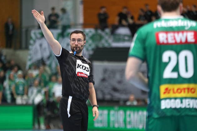 Handball DAIKIN HBL, SC DHfK Leipzig - HSV Hamburg; 10.12.2025 Schiedsrichter Steven Heine. Handball, DAIKIN HBL, 1. Bundesliga, Saison 2025 2026, 16. Spieltag: SC DHfK Leipzig vs. Handball Verein Hamburg am 10.12.2025 in der Quarterback Immobilien Arena Leipzig. Copyright: xBEAUTIFULxSPORTS JanxKaeferx