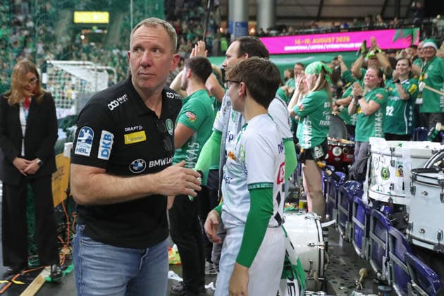 Handball DAIKIN HBL, SC DHfK Leipzig - HSV Hamburg; 10.12.2025 Cheftrainer Frank Carstens (SC DHfK Leipzig). Handball, DAIKIN HBL, 1. Bundesliga, Saison 2025 2026, 16. Spieltag: SC DHfK Leipzig vs. Handball Verein Hamburg am 10.12.2025 in der Quarterback Immobilien Arena Leipzig. Copyright: xBEAUTIFULxSPORTS JanxKaeferx