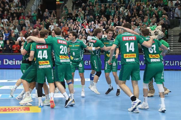 Handball DAIKIN HBL, SC DHfK Leipzig - HSV Hamburg; 10.12.2025 Jubel und Feierlaune beim Team des SC DHfK Leipzig. Handball, DAIKIN HBL, 1. Bundesliga, Saison 2025 2026, 16. Spieltag: SC DHfK Leipzig vs. Handball Verein Hamburg am 10.12.2025 in der Quarterback Immobilien Arena Leipzig. Copyright: xBEAUTIFULxSPORTS JanxKaeferx