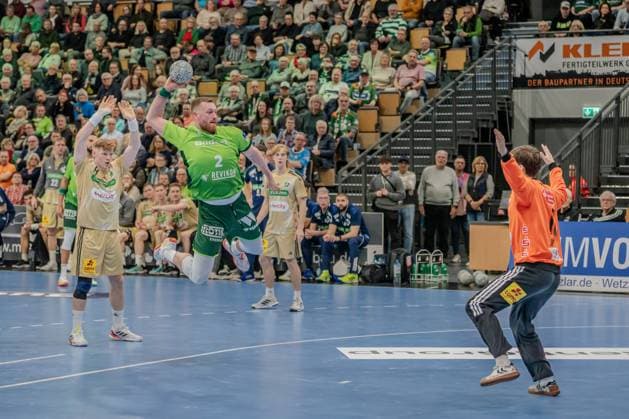 Szene mit Nikola Grahovac (2; HSG Wetzlar), Vilhelm Poulsen (9; TSV Hannover Burgdorf), Lukas Stutzke (39; TSV Hannover Burgdorf) und Dennis Freire Perez (99; TSV Hannover Burgdorf) Nikola Grahovac (2; HSG Wetzlar) im Sprungwurf gegen Vilhelm Poulsen (9; TSV Hannover Burgdorf) Copyright: xMichaelxSchäferx