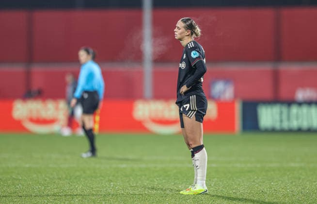 ESP, Madrid, Atletico Madrid vs FC Bayern München, Women s Champions League, Fussball, UEFA, Spielzeit 2025 2026, Centro Deportivo Wanda Alcala de Henares, 5. Spieltag im Bild: Enttäuschung und Frust beim FC Bayern München nach dem 2:2 gegen Atletico Madrid, Klara Bühl (Bayern München 17) DFB DFL REGULATIONS PROHIBIT ANY USE OF PHOTOGRAPHS AS IMAGE SEQUENCES AND OR QUASI-VIDEO, 10.12.2025 Copyright: HMBxMedia HendrikxHamelau
