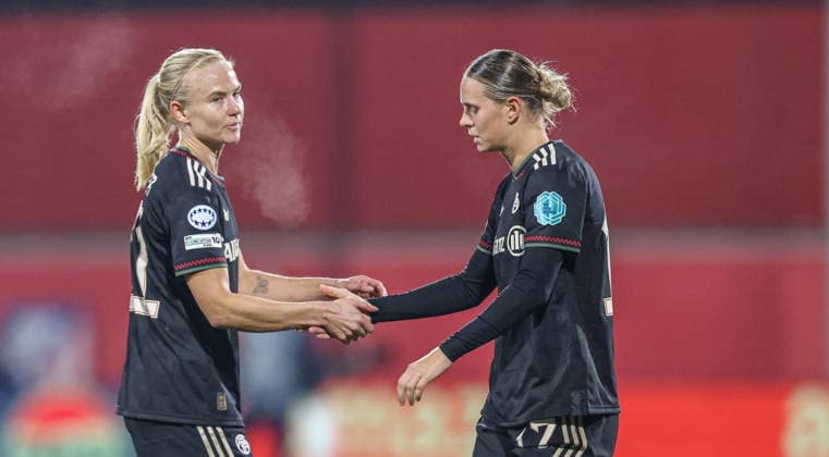ESP, Madrid, Atletico Madrid vs FC Bayern München, Women s Champions League, Fussball, UEFA, Spielzeit 2025 2026, Centro Deportivo Wanda Alcala de Henares, 5. Spieltag im Bild: Enttäuschung und Frust beim FC Bayern München nach dem 2:2 gegen Atletico Madrid, Pernille Harder (Bayern München 21), Klara Bühl (Bayern München 17) DFB DFL REGULATIONS PROHIBIT ANY USE OF PHOTOGRAPHS AS IMAGE SEQUENCES AND OR QUASI-VIDEO, 10.12.2025 Copyright: HMBxMedia HendrikxHamelau