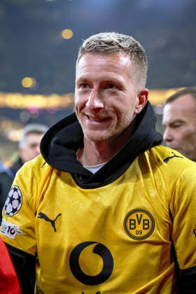10.12.2025, Fußball, UEFA Champions League, Borussia Dortmund - FK Bodö Glimt, BVB Stadion, 5. Spieltag, Saison 2025 2026: Marco Reus mit BVB Fantrikot Trikot von Karim Adeyemi (BVB 27) Regulations prohibit any use of photographs as image sequences and or quasi-video. Nordrhein-Westfalen Deutschland
