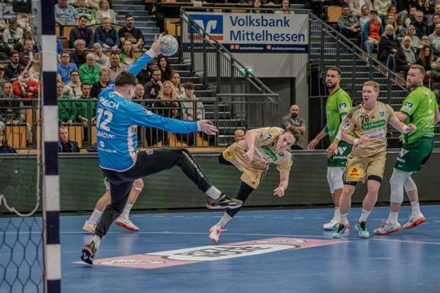 Szene mit Jonathan Edvardsson (26; TSV Hannover Burgdorf), Nikola Grahovac (2; HSG Wetzlar) und Philipp Ahouansou (19; HSG Wetzlar) Jonathan Edvardsson (26; TSV Hannover Burgdorf) wirft aufs Tor Copyright: xMichaelxSchäferx