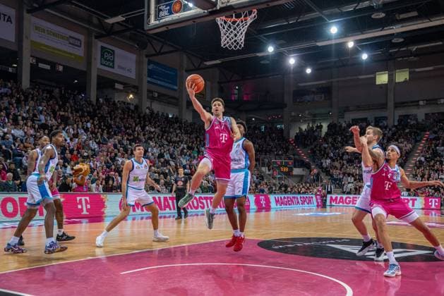 Spielaktion mit Grayson Murphy (7; Telekom Baskets Bonn) und Michael Kessens (6; Telekom Baskets Bonn). Grayson Murphy (7, Telekom Baskets Bonn) zieht zum Korb am 11. Spieltag in der easyCredit BBL. Telekom Baskets Bonn vs Frankfurt Skyliners Copyright: xFeyzullahxGökalpx