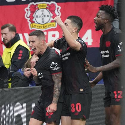 Fussball, UEFA Champions League 2025 2026, Bayer 04 Leverkusen, Newcastle United 10.12.2025 Bayarena Leverkusen, Alejandro Grimaldo , Ibrahim Maza, Edmond Tapsoba alle Bayer 04 Leverkusen, Torjubeln