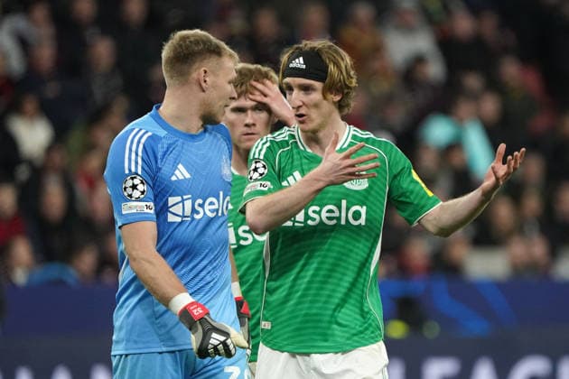 Fussball, UEFA Champions League 2025 2026, Bayer 04 Leverkusen, Newcastle United FC 10.12.2025 Bayarena Leverkusen, Aaron Ramsdale, Anthony Gordon beide Newcastle United,