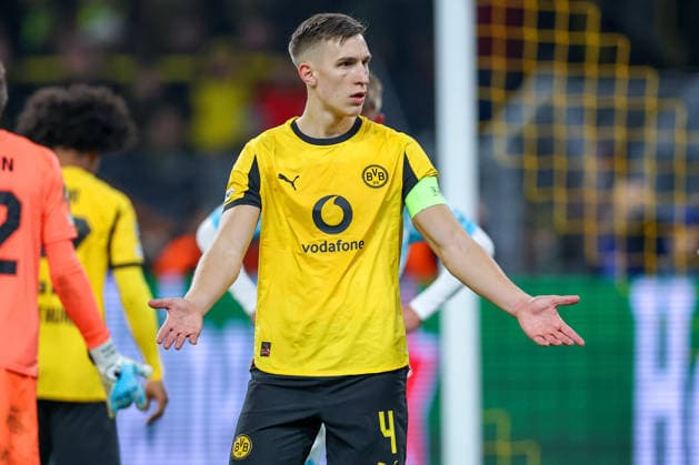 10.12.2025, Fußball, UEFA Champions League, Borussia Dortmund - FK Bodö Glimt, BVB Stadion, 5. Spieltag, Saison 2025 2026: Nico Schlotterbeck (BVB 04) ärgert sich verärgert gestikulierend Regulations prohibit any use of photographs as image sequences and or quasi-video. Nordrhein-Westfalen Deutschland