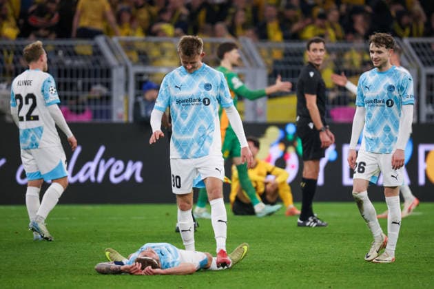 Dortmund, Deutschland 10. Dezember 2025: Champions League - 2025 2026 - Borussia Dortmund vs. Bodo Glimt Im Bild: v.li. Patrick Berg (FK) liegt auf dem Spielfeld und Mathias Jorgensen (FK) kommt zu ihm und klatscht sich nach dem Remis gegen Borussia Dortmund ab Signal Iduna Park Nordrhein Westfalen Copyright: xFotostandx xFantinix
