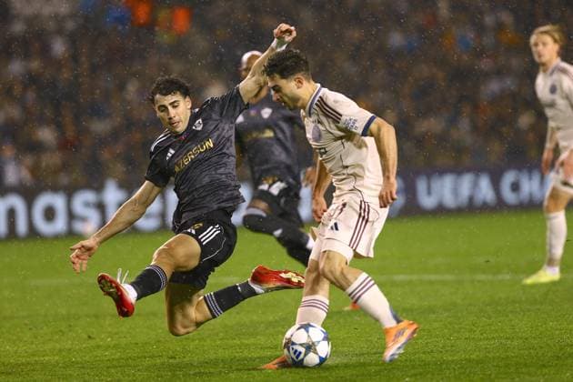 Qarabag FK v Ajax - UEFA Champions League BAKU, AZERBAIJAN - DECEMBER 10: Qarabag FK’s Bahlul Mustafazade (L) competes against Ajax’s Raul Moro (R) during the UEFA Champions League group stage MD6 match between Qarabag FK and AFC Ajax at Tofiq Bahramov Stadium in Baku, Azerbaijan, on December 10, 2025. Resul Rehimov Anadolu Baku Azerbaijan. Editorial use only. Please get in touch for any other usage.  Copyright: x2025xAnadoluxResulxRehimovx