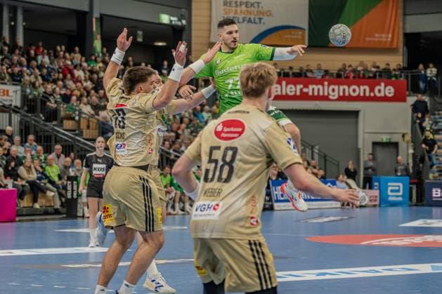 Szene mit Stefan Cavor (77; HSG Wetzlar), Daniel Weber (58; TSV Hannover Burgdorf) und Renars Uscins (10; TSV Hannover Burgdorf) Stefan Cavor (77; HSG Wetzlar) im Sprungwurf gegen Daniel Weber (58; TSV Hannover Burgdorf) und Renars Uscins (10; TSV Hannover Burgdorf) Copyright: xMichaelxSchäferx