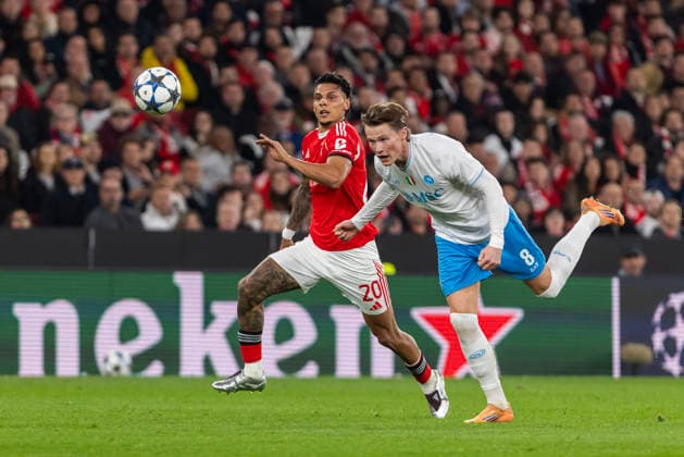 December 10, 2025, Lisbon, Portugal: Scott McTominay (R) of SSC Napoli and Richard Rios (L) of SL Benfica seen in action during the UEFA Champions League Matchday 6 between SL Benfica and SSC Napoli at Estadio da Luz Stadium. Final score SL Benfica 2 : 0 SSC Napoli Lisbon Portugal - ZUMAs197 20251210_aaa_s197_336 Copyright: xHugoxAmaralx