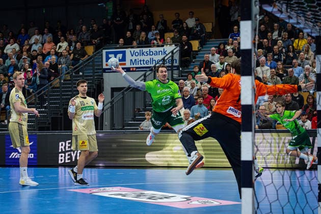 10.12.2025, xovx, Handball Daikin Handball Bundesliga, HSG Wetzlar - TSV Hannover-Burgdorf v.l. Marian Michalczik (TSV Hannover-Burgdorf), Renars Uscins (TSV Hannover-Burgdorf), Jona Schoch (HSG Wetzlar), Daniel Weber (TSV Hannover-Burgdorf), Lion Zacharias (HSG Wetzlar) (DFL DFB REGULATIONS PROHIBIT ANY USE OF PHOTOGRAPHS as IMAGE SEQUENCES and or QUASI-VIDEO) Wetzlar Buderus-Arena Hessen Deutschland (DE)