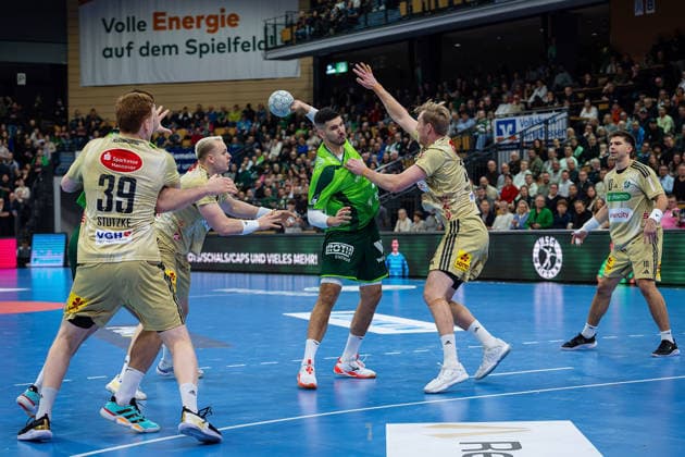 10.12.2025, xovx, Handball Daikin Handball Bundesliga, HSG Wetzlar - TSV Hannover-Burgdorf v.l. Lukas Stutzke (TSV Hannover-Burgdorf), Josip Simic (HSG Wetzlar), Justus Fischer (TSV Hannover-Burgdorf), Stefan Cavor (HSG Wetzlar), Marian Michalczik (TSV Hannover-Burgdorf), Renars Uscins (TSV Hannover-Burgdorf) (DFL DFB REGULATIONS PROHIBIT ANY USE OF PHOTOGRAPHS as IMAGE SEQUENCES and or QUASI-VIDEO) Wetzlar Buderus-Arena Hessen Deutschland (DE)