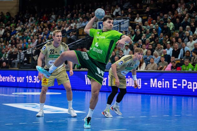 10.12.2025, xovx, Handball Daikin Handball Bundesliga, HSG Wetzlar - TSV Hannover-Burgdorf v.l. Marian Michalczik (TSV Hannover-Burgdorf), Josip Simic (HSG Wetzlar), Daniel Weber (TSV Hannover-Burgdorf) (DFL DFB REGULATIONS PROHIBIT ANY USE OF PHOTOGRAPHS as IMAGE SEQUENCES and or QUASI-VIDEO) Wetzlar Buderus-Arena Hessen Deutschland (DE)
