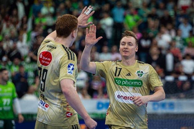 10.12.2025, xovx, Handball Daikin Handball Bundesliga, HSG Wetzlar - TSV Hannover-Burgdorf v.l. Jubel bei Lukas Stutzke (TSV Hannover-Burgdorf) und August Baskar Pedersen (TSV Hannover-Burgdorf) (DFL DFB REGULATIONS PROHIBIT ANY USE OF PHOTOGRAPHS as IMAGE SEQUENCES and or QUASI-VIDEO) Wetzlar Buderus-Arena Hessen Deutschland (DE)
