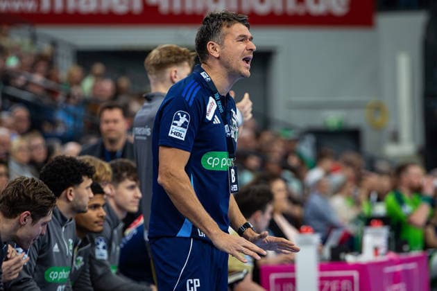 10.12.2025, xovx, Handball Daikin Handball Bundesliga, HSG Wetzlar - TSV Hannover-Burgdorf Trainer Christian Prokop (TSV Hannover-Burgdorf) (DFL DFB REGULATIONS PROHIBIT ANY USE OF PHOTOGRAPHS as IMAGE SEQUENCES and or QUASI-VIDEO) Wetzlar Buderus-Arena Hessen Deutschland (DE)